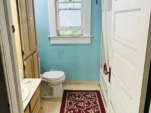 3rd image of 145 E Northwood Ave