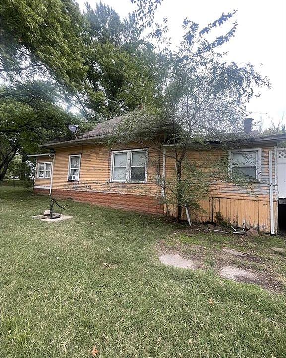 2nd image of 93 Field St