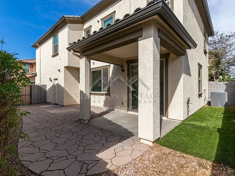 55 E Constitution Dr — Photo 28