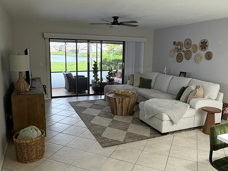 600 Carriage House Ln #101 — Photo 2