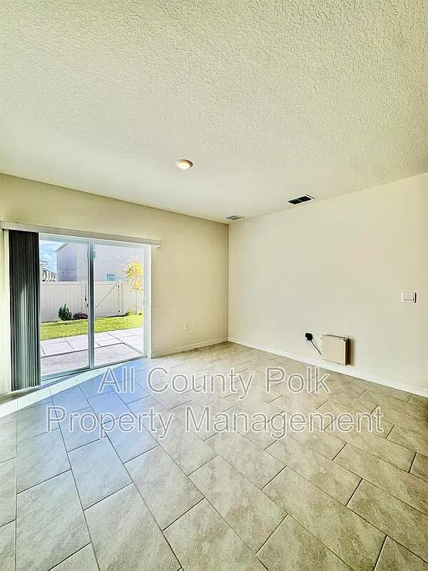 5 bed, 3.0 bath, 2522 sqft, $2,450 — Photo 4