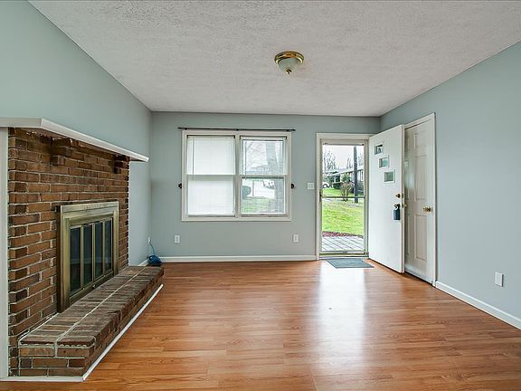 4th image of 420 Boxwood Ct
