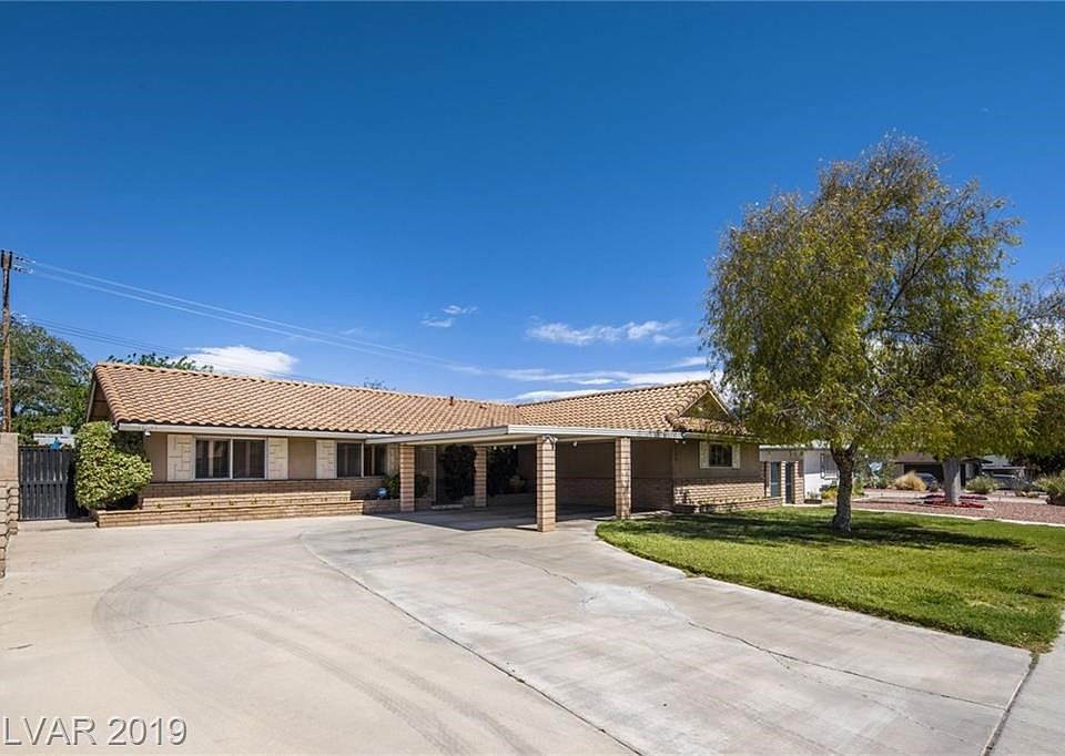 Large Driveway with space for an RV or Boat.