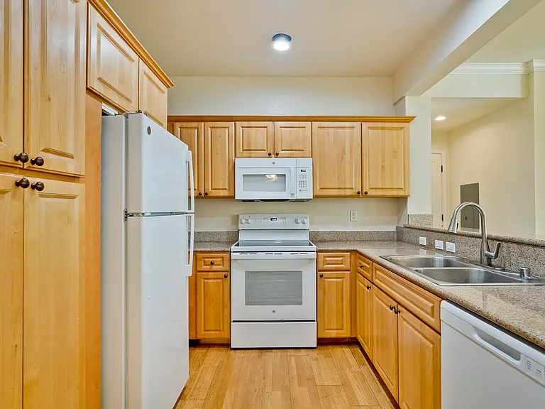 Encinal Place Apartments — Photo 28
