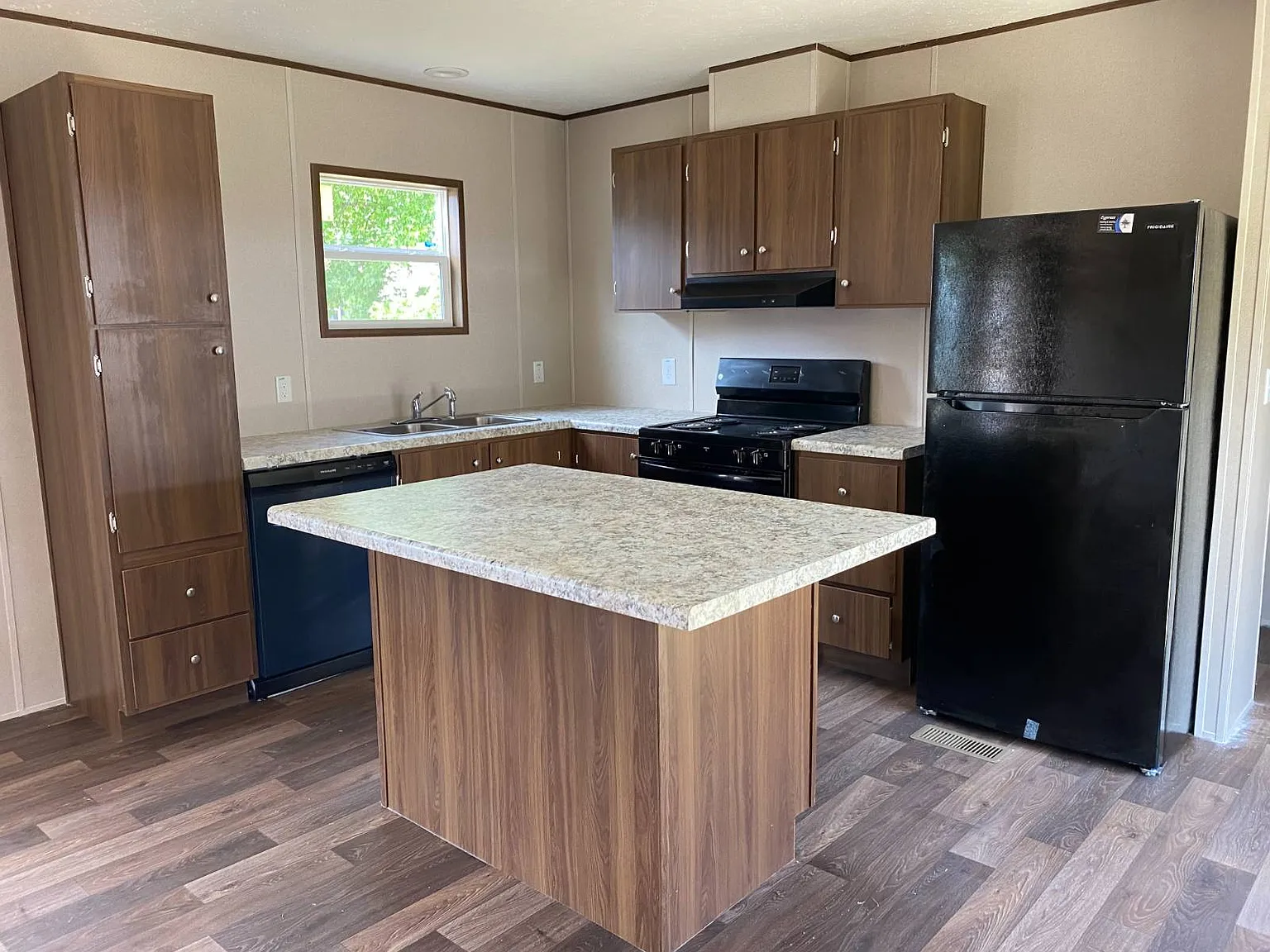 3 bed, 2.0 bath, 1140 sqft, $1,250 — Photo 1
