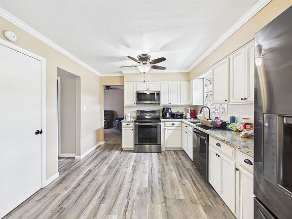 5th image of 406 Jeannine St