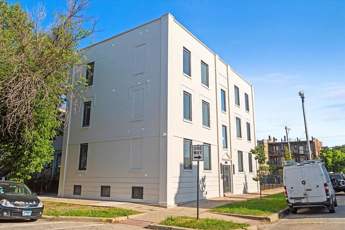 2 bed, 900 sqft, $2,490 — Photo 2