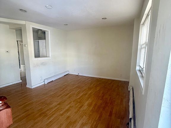 4th image of 135 Fulton Ave