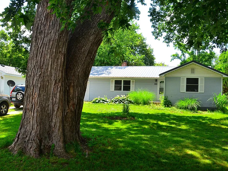 303 E Franklin St — Photo 9