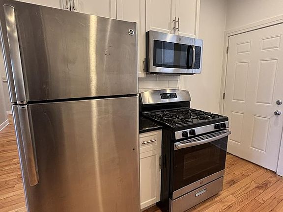 4th image of 1119 W Lunt Ave #2F