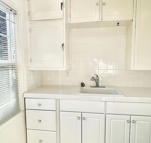 T0108 - Laurelview Apartments — Photo 13