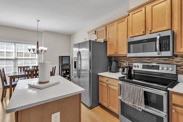 4 bed, 3.5 bath, 2400 sqft, $2,700 — Photo 3