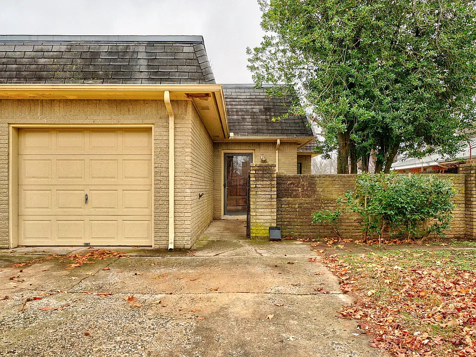 2242 Donna Dr