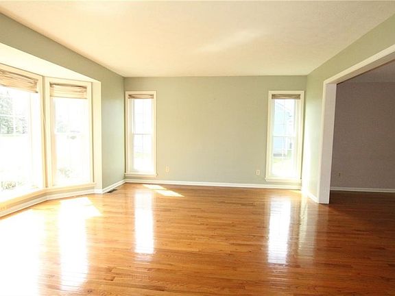 3rd image of 52 Chippenham Dr