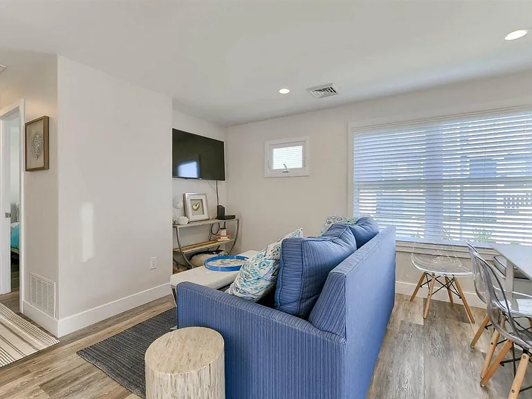 102 N Essex Ave — Photo 5