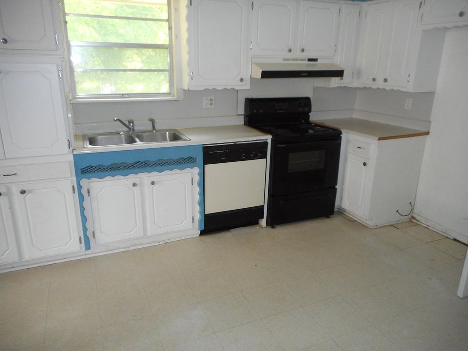 2nd image of 3109 Longridge Rd