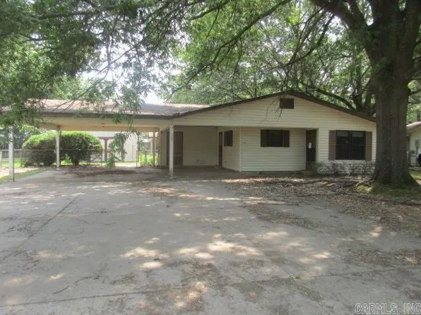 1207 Vail St, Stuttgart, AR 72160