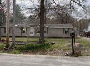 4109 N Maplecrest Dr, Sanford, MI 48657