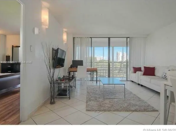 20400 W Country Club Dr, Aventura, FL