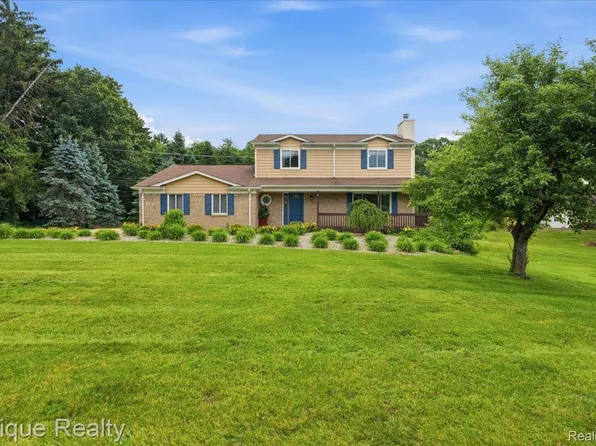 1221 Rhodes Rd, Lake Orion, MI 48360