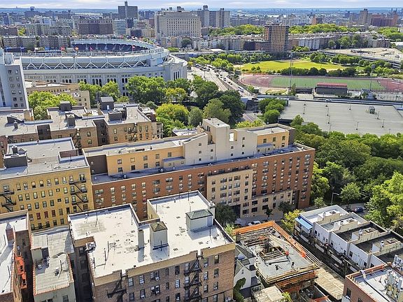 3rd image of 924 summit Avenue #3B
