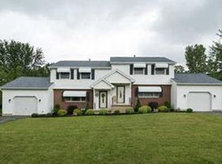 6176 Thornwood Dr, Hamburg, NY 14075