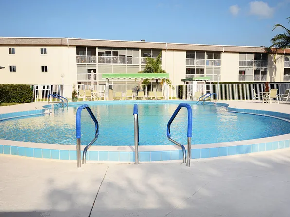 700 Village Green Court #215, Palm Springs, FL 33461
