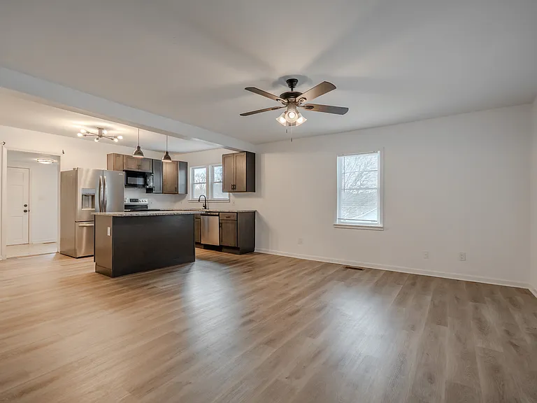 231 Broadway St — Photo 15