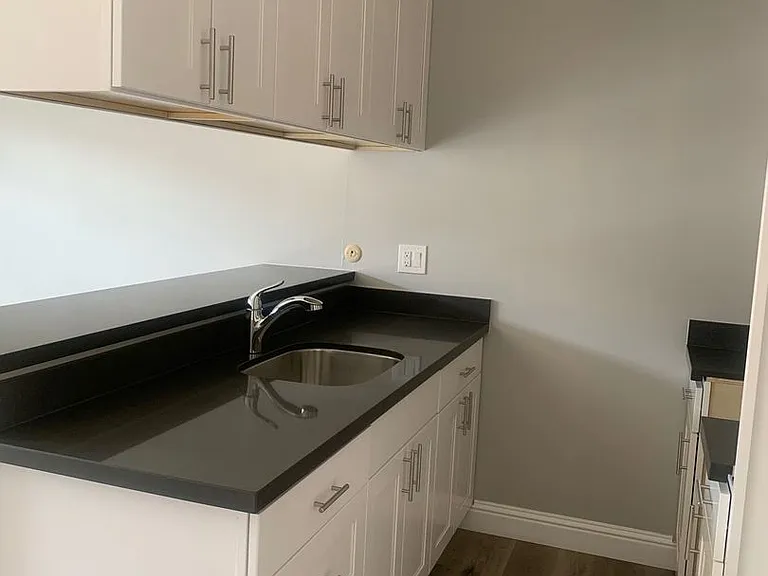 560 Charter St — Photo 4
