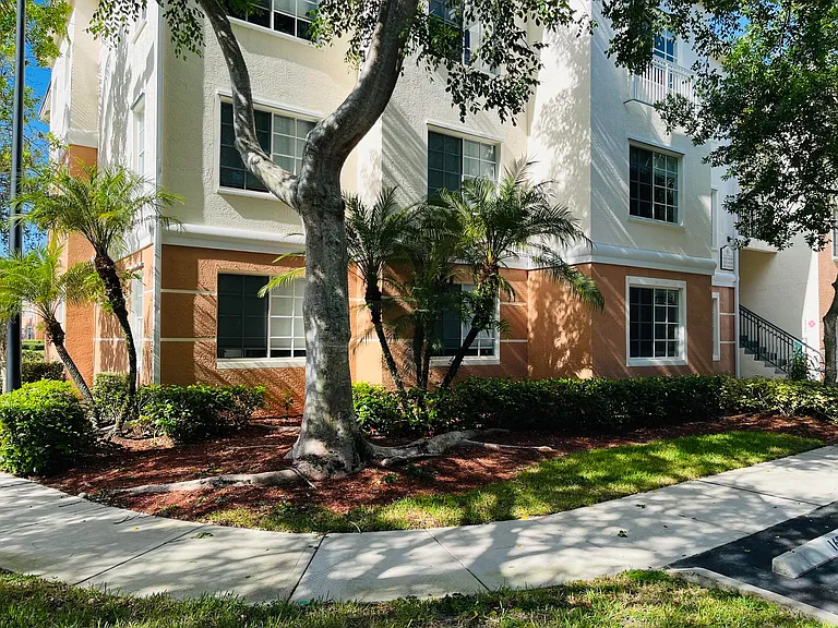 6101 Myrtlewood Cir W — Photo 1