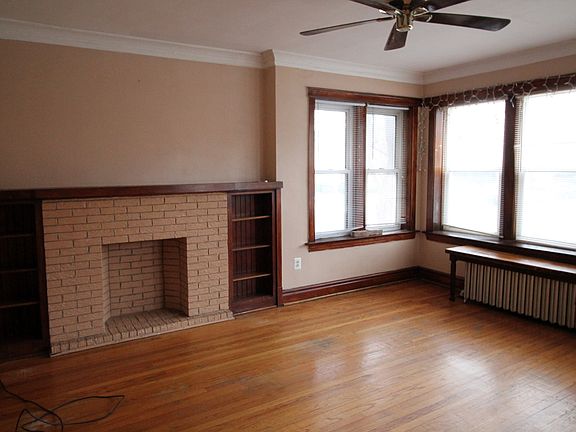 3rd image of 1904 Clarence Ave