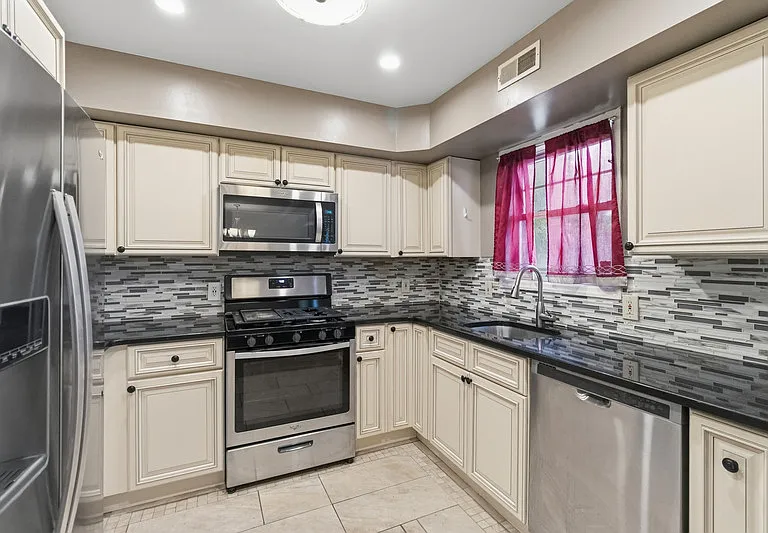 289 Muhammad Ali Ave — Photo 7