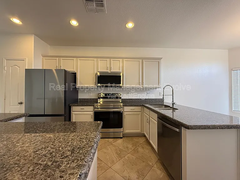11913 W Jackson St — Photo 5