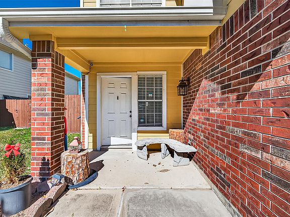 4th image of 2202 Falling Oaks Rd