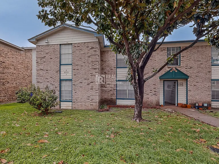 8024 Cambridge Cir — Photo 2