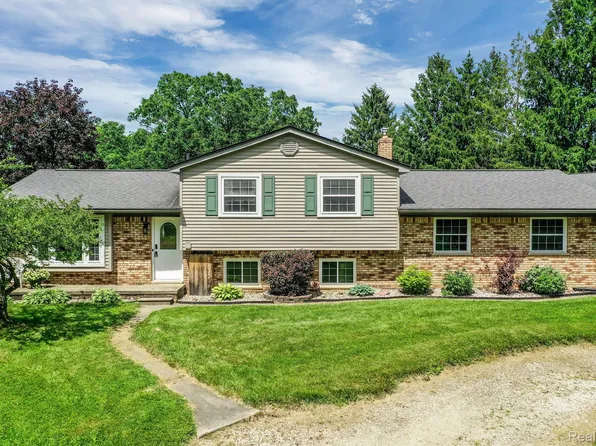 5744 Suntar Valley Dr, Fowlerville, MI 48836