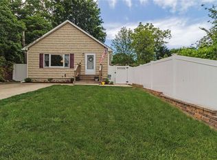 19 Rose St, Smithtown, NY 11787