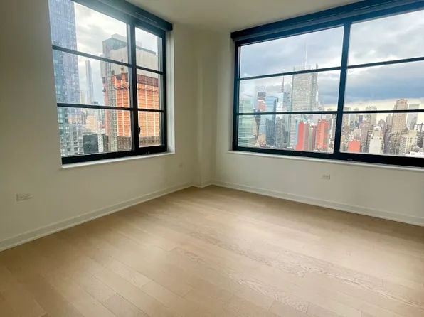 515 West 38th Street PH2D image 2 of 14