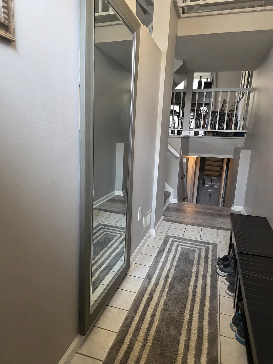 Bright entryway with vaulted ceiling. - 2644 Birchwood Ln