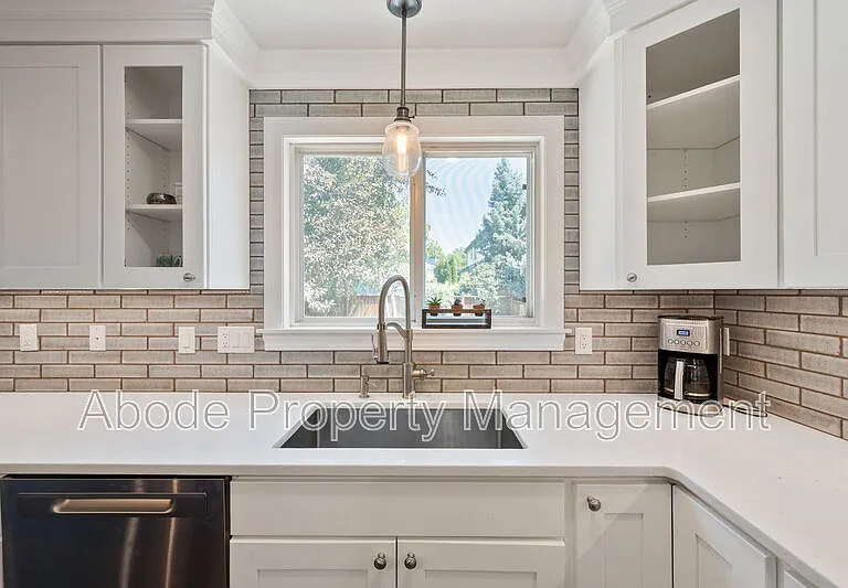 2214 Andrews St — Photo 11
