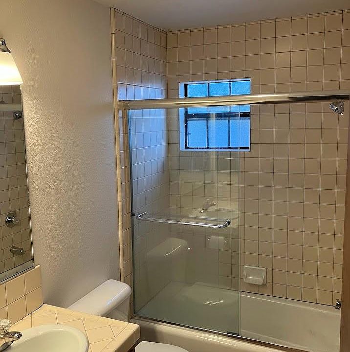 Full bathroom with Tub and shower, built in medicine cabinet