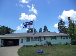 927 Birchwood Dr, Sycamore, IL 60178