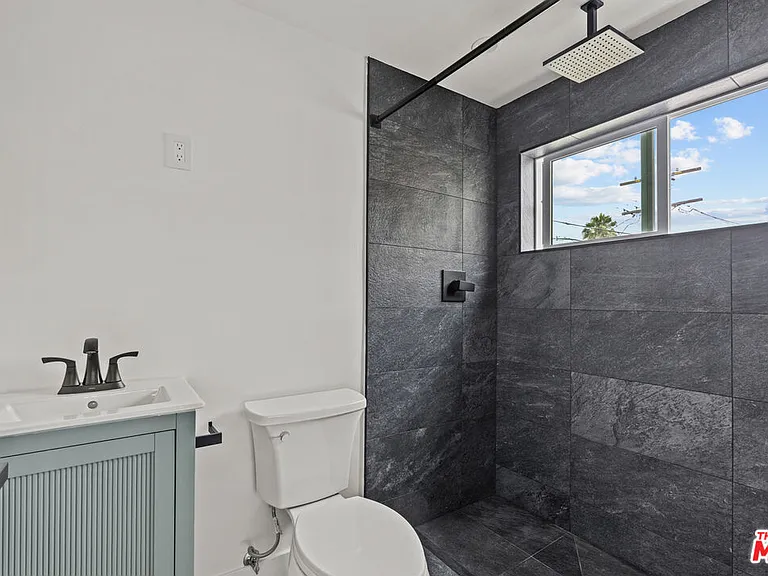 546 N Genesee Ave — Photo 9