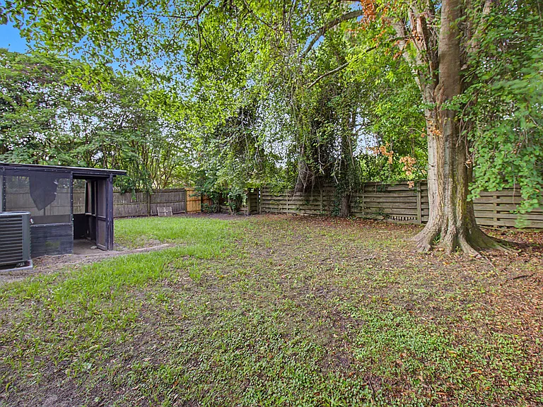 703 Woods Ct — Photo 17