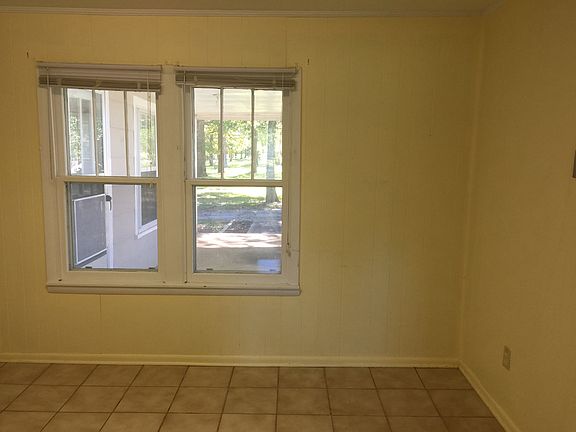 DUO OF WINDOWS -DINING AREA