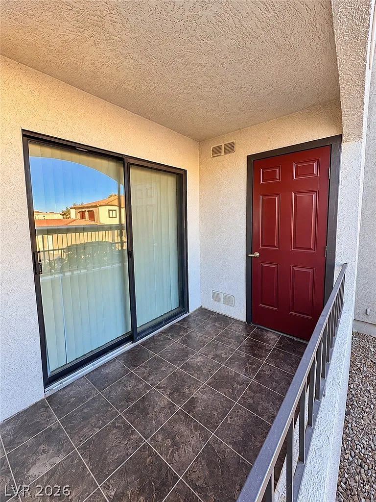 2 bed, 2.0 bath, 921 sqft, $1,350 — Photo 2