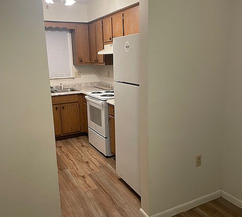 2nd image of 2914 Fernwood Ave