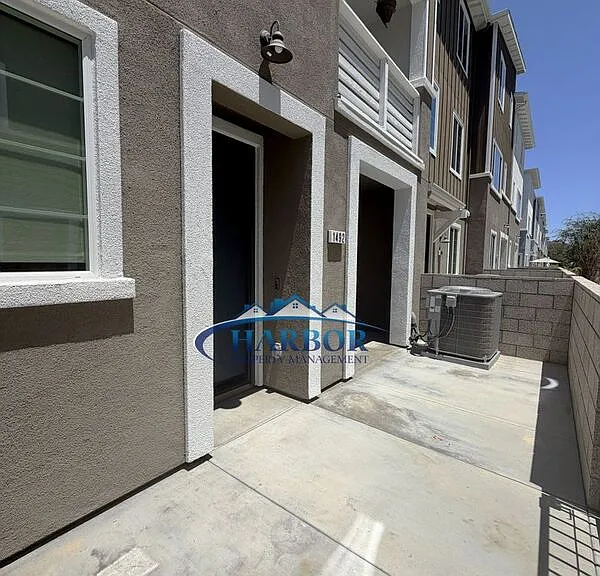 1492 W Sunrise Ln — Photo 2
