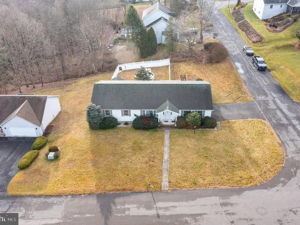 512 Parkmeadow Dr, Pottsville, PA 17901