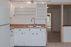 5th image of 385 Winter St